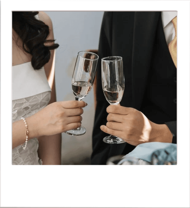 Los novios haciendo un brindis